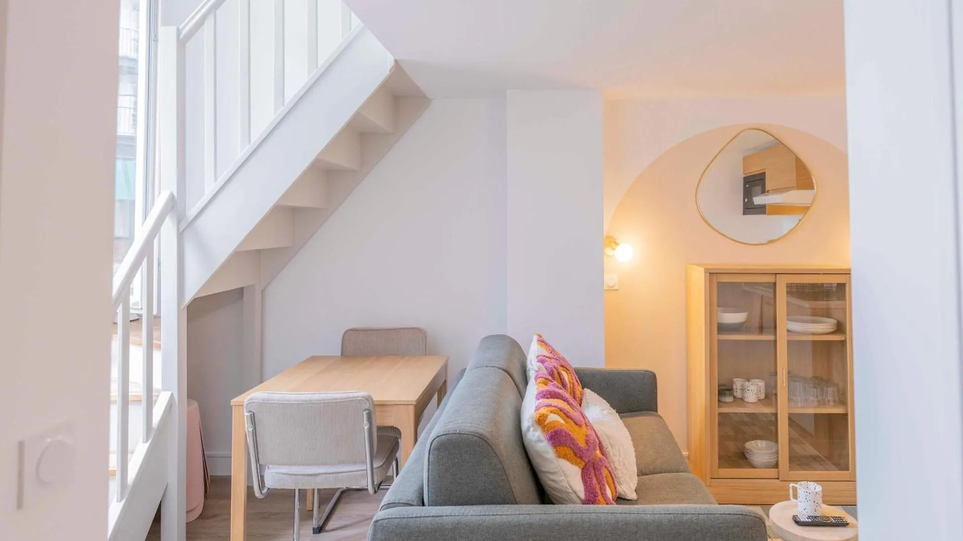Stylish Loft-Style Apartment In The 10Th Párizs Franciaország