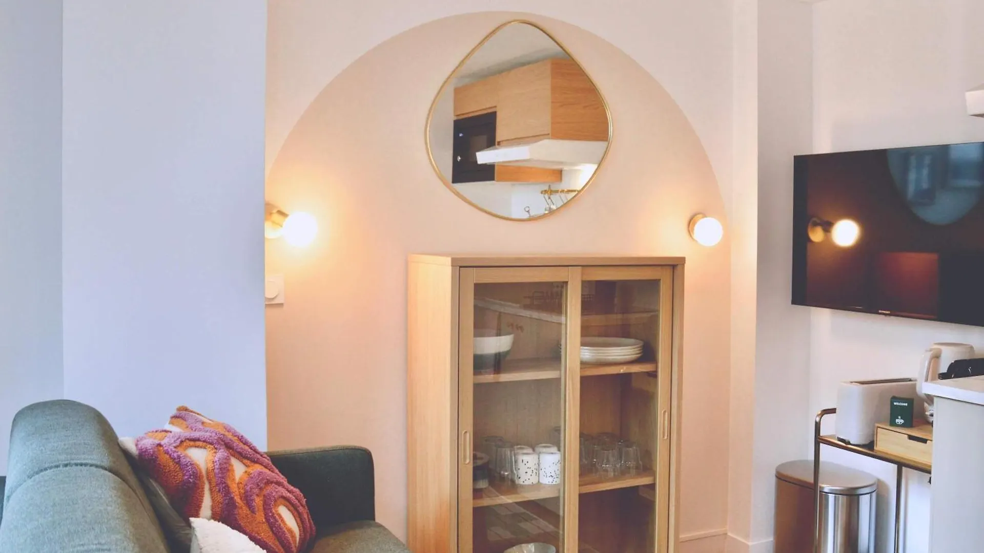 Stylish Loft-Style Apartment In The 10Th Párizs